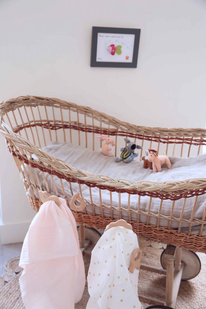 berceau bébé en rotin avec des langes