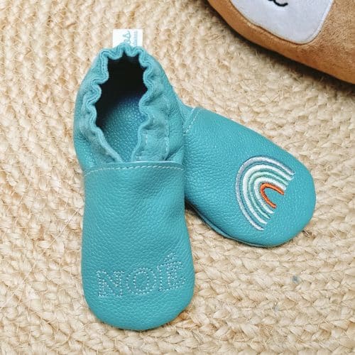 chaussons bébé en cuir souple de couleur avec un message brodé personnalisé