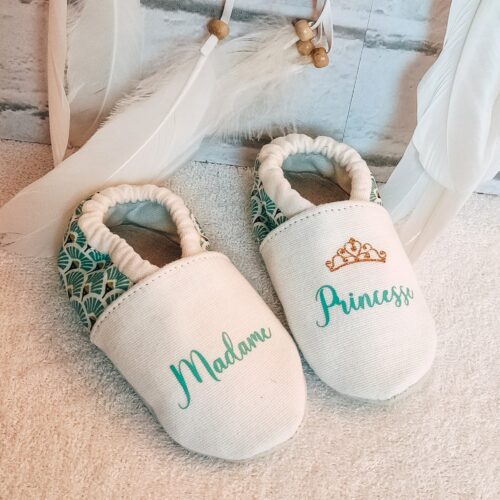 chaussons bébé blanc avec texte et motif