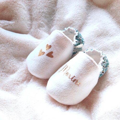 chaussons bébé blanc avec motifs dorés