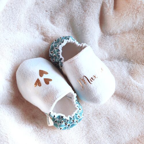 chaussons bébé blanc avec motifs dorés