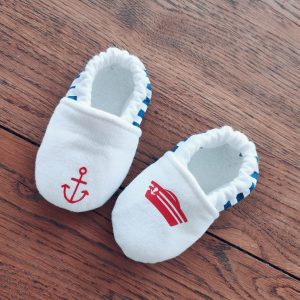 CHAUSSONS bébé blanc au motif ancre marine