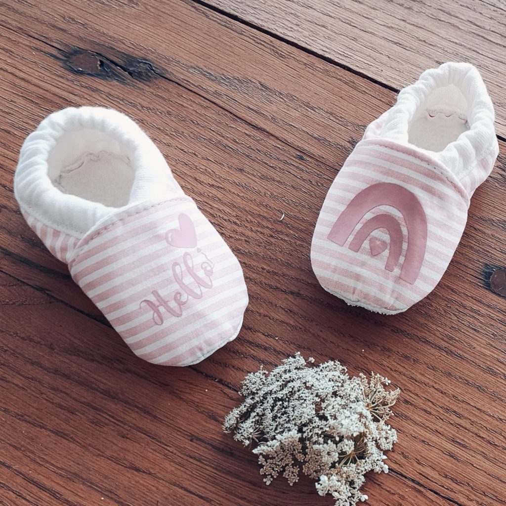 chaussons bébé en tissu rose avec prénom et arc en ciel