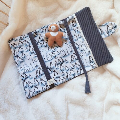 intérieur d'un protège de carnet de santé en velours bleu marine et motifs pingouins