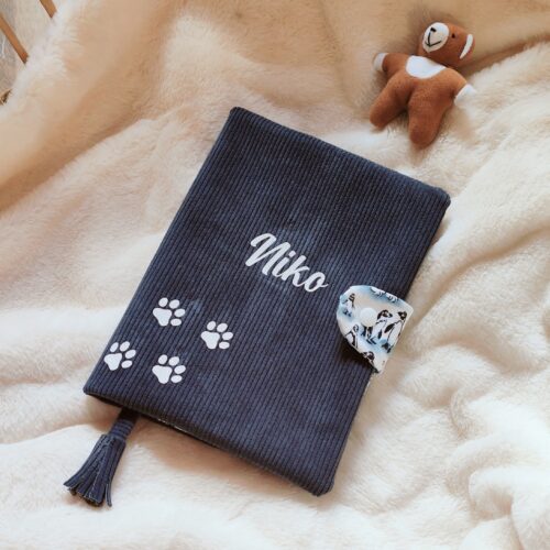 protège de carnet de santé en velours bleu marine prénom Niko et pattes d'ours