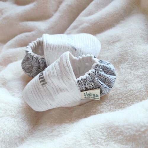 chaussons bébé en tissu blanc et gris prénom Adam