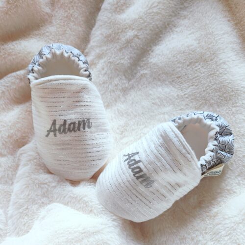 chaussons bébé en tissu blanc et gris prénom Adam