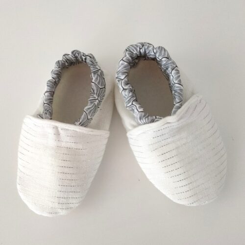 chaussons bébé blanc et gris