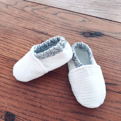 chaussons bébé blanc et gris