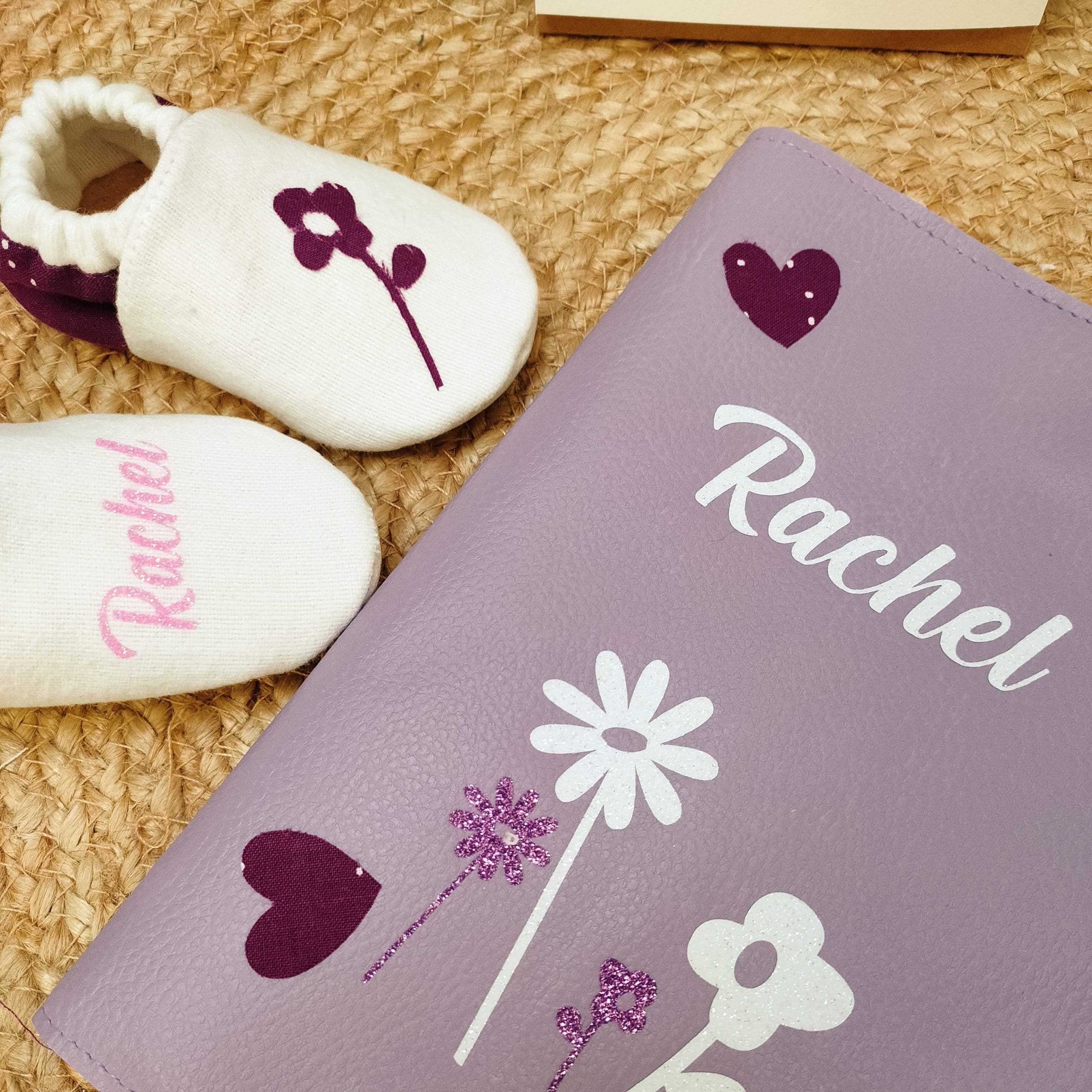 Protège carnet de santé personnalisable en simili cuir rose poudré, motif  envolée de papillons, cadeau de naissance bébé fille personnalisé -   France