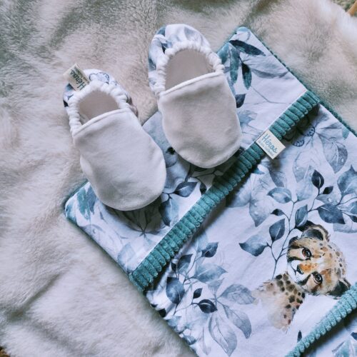 intérieur d'un carnet de santé enfant motifs animaux avec chaussons bébé posés dessus
