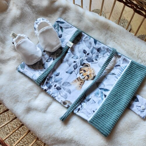 intérieur d'un carnet de santé enfant motifs animaux avec chaussons bébé posés dessus
