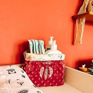 panier de rangement en tissu brodé avec produits de soins pour bébé