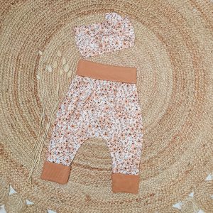 pantalon sarouel pour bébé en jersey marron et fleuri avec le bandeau à cheveux assorti