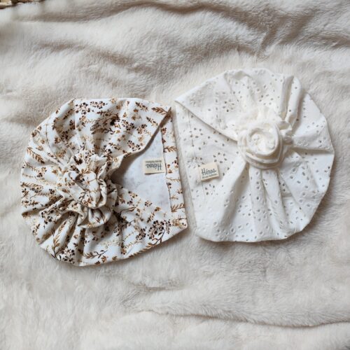 deux bonnet bébé avec fleur en tissu tons marron