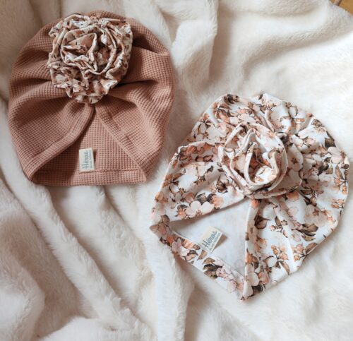 deux bonnet bébé avec fleur en tissu tons marron