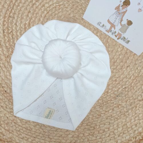 bonnet bébé blanc en jersey avec un noeud rond devant en forme de donut