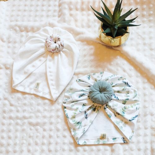 bonnets bébé blanc et vert en jersey avec un noeud rond devant en forme de donut