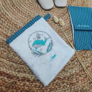 gant de toilette blanc personnalisé broderie avec un motif de baleine et le prénom de l'enfant