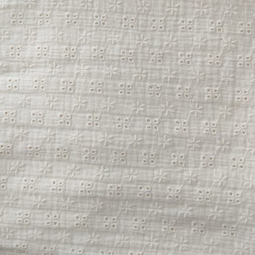 tissu blanc avec petite broderie