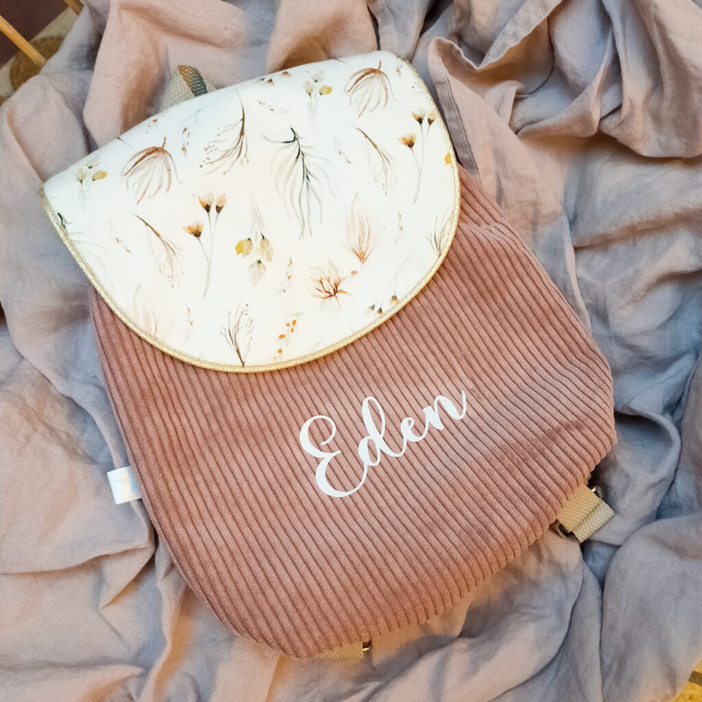 sac à dos enfant bébé en velours rose et tissu fleuri avec son prénom Eden