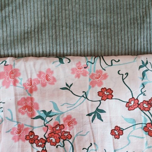 velours grosses rayures bleu vert et tissu fleurs rose rouge