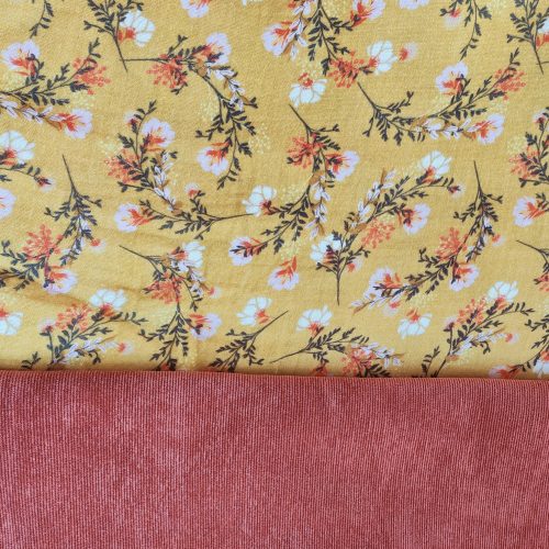 velours milleraies brique et tissu jaune à petites fleurs rose et blanche