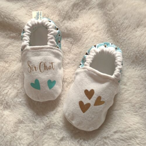 chaussons de bébé blanc vert et doré avec texte