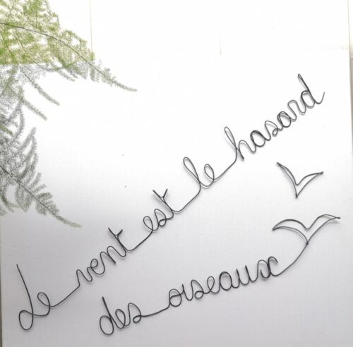 phrase en fil de fer Le vent est la hasard des oiseaux
