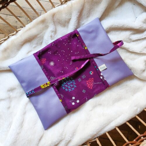 Protège carnet de santé violet ouvert