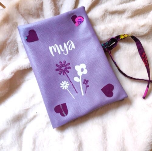 décorations et prénom sur un protège carnet de santé violet pour enfant