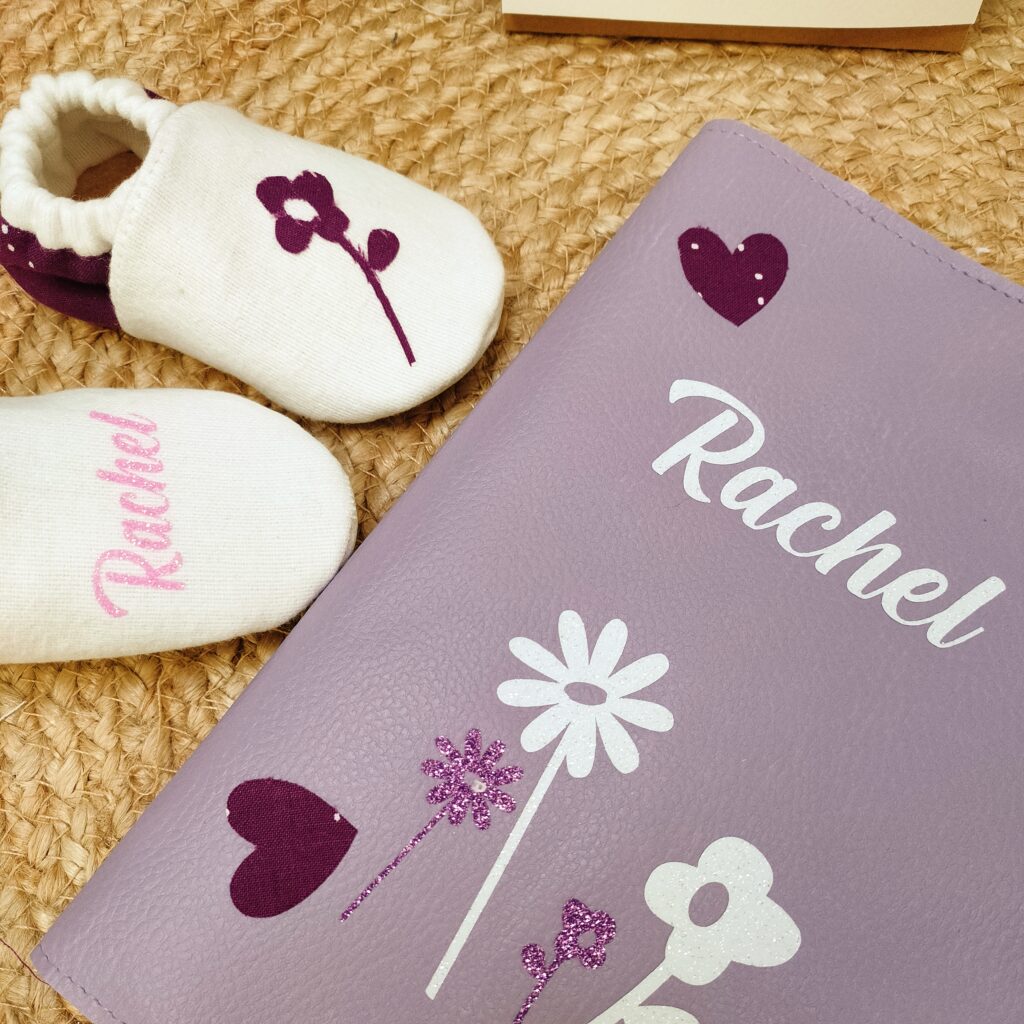 protege carnet de santé personnalisé simili mauve et chaussons assortis