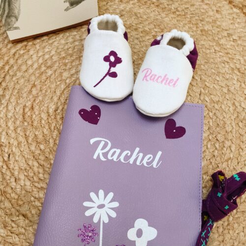 protege carnet de santé personnalisé simili mauve et chaussons assortis