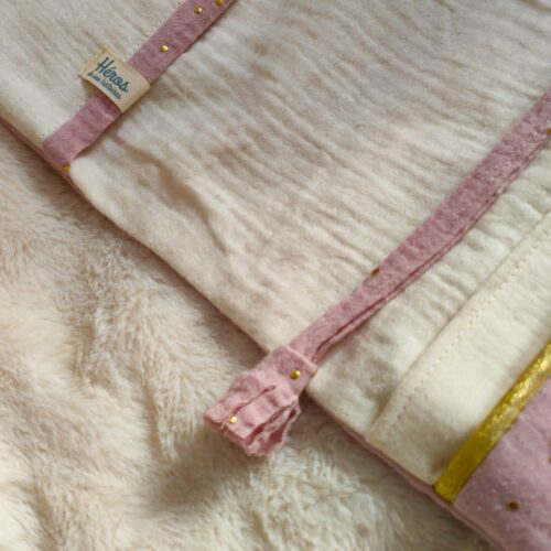 etiquette héros de ses histoires sur un cahier en tissu rose et blanc